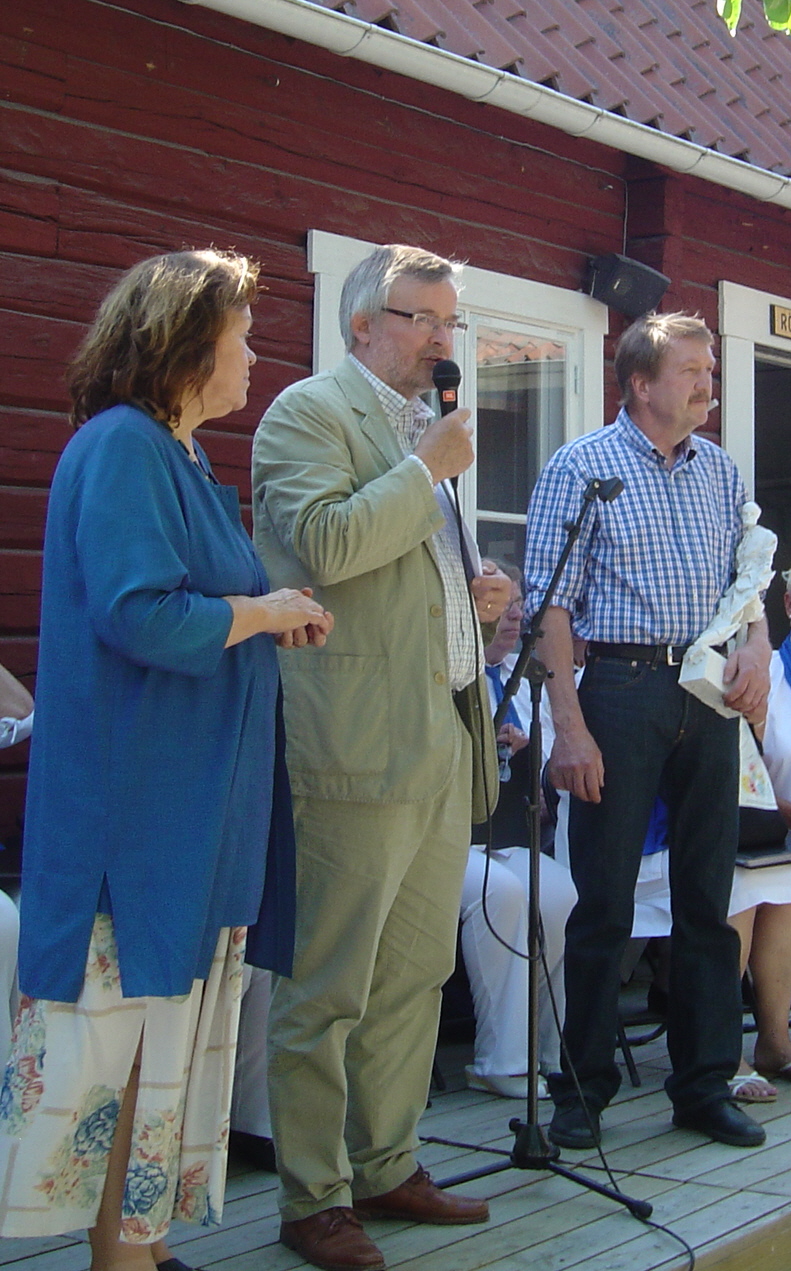 Aase Fridegård, Mats O Karlsson och konstnären Rune Rydelius berättar om de skisser som Rune deponerat i Lilla stugan på Wallinska gården.
